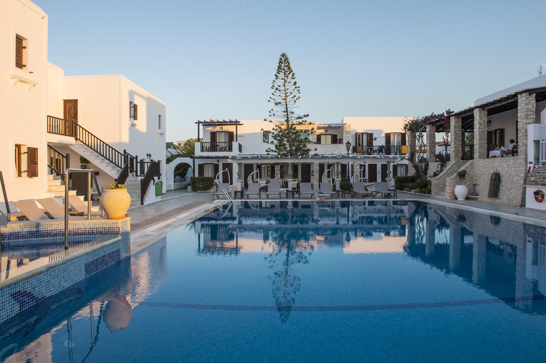 Contaratos Beach Hotel Paros offers